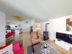 TV, fireplace - Walensee House & Apartments, (Unterterzen), by Interhome (Unterterzen)
