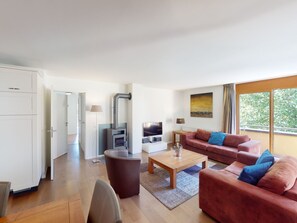 TV, fireplace - Walensee House & Apartments, (Unterterzen), by Interhome (Unterterzen)