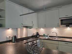 Kühlschrank, Mikrowelle, Ofen, Geschirrspüler