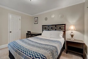 WiFi, bed sheets - 2-bedroom apartment in tranquil Durham with cool AC breeze (Durham)