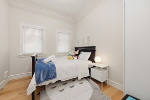 Room - Spacious Elegant Family Retreat | Near UBC & DT (Vancouver)