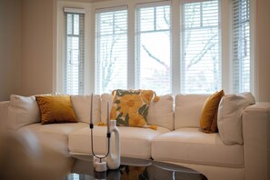 Living area - Spacious Elegant Family Retreat | Near UBC & DT (Vancouver)