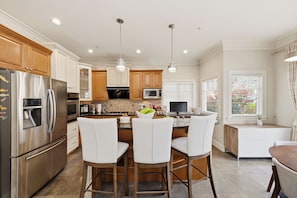 Private kitchen - Spacious Elegant Family Retreat | Near UBC & DT (Vancouver)