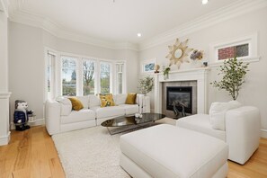 Living area - Spacious Elegant Family Retreat | Near UBC & DT (Vancouver)