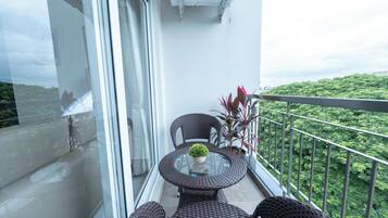Superior Apartment, 1 Queen Bed, Non Smoking, Balcony | Outdoor dining