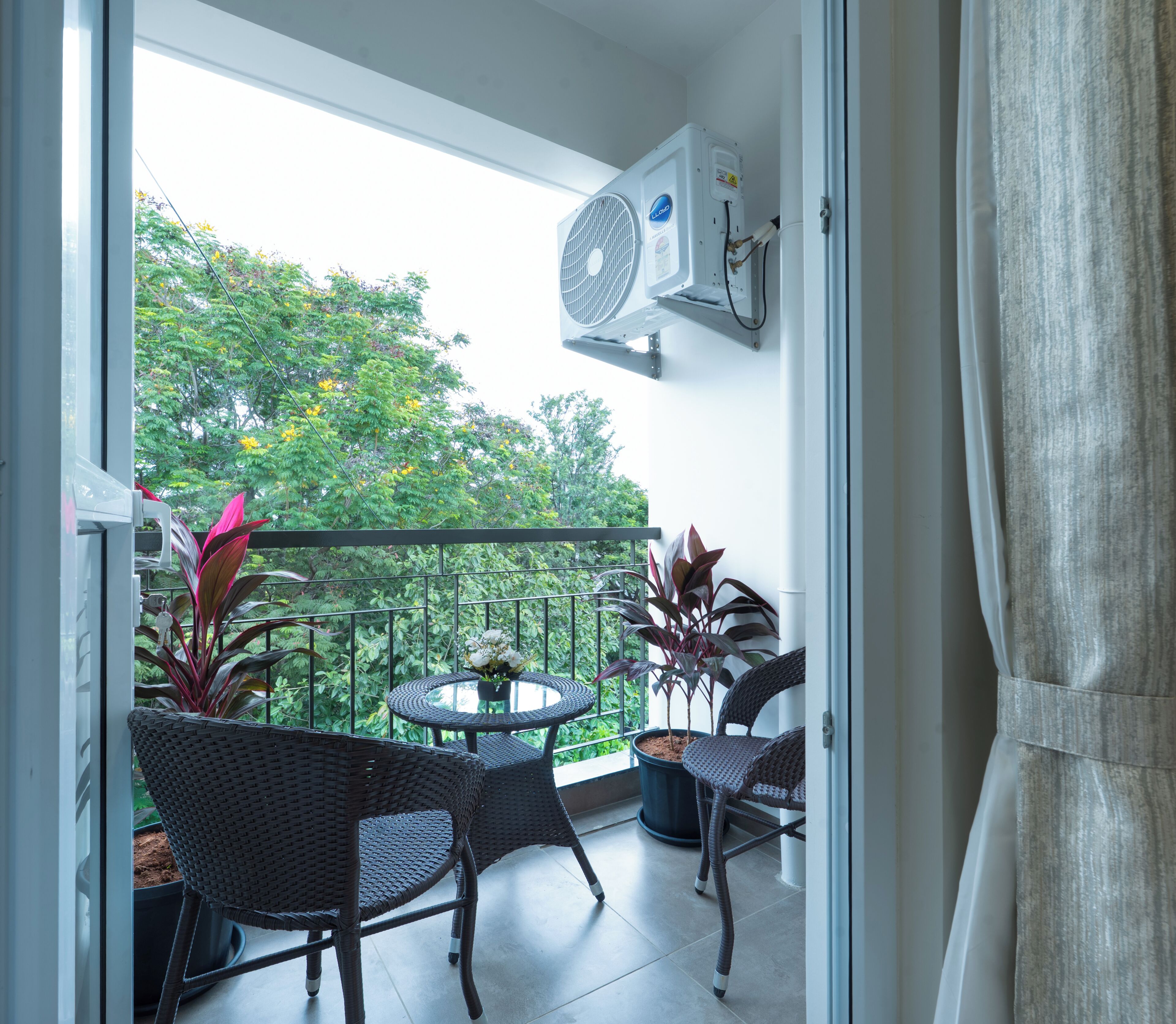 Comfort Apartment, 1 Queen Bed, Non Smoking, Balcony | Dining