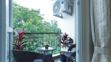 Comfort Apartment, 1 Queen Bed, Non Smoking, Balcony | Dining