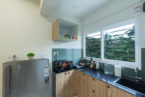 Fridge, microwave, cookware/dishes/utensils - Buteak Suites Koramangala Club Rd (Bengaluru)