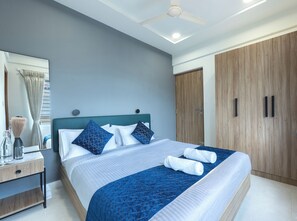 Laptop workspace, blackout curtains, soundproofing, iron/ironing board - Buteak Suites Koramangala Club Rd (Bengaluru)