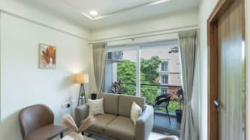 Suite Confort, 2 chambres, non-fumeur, balcon | Coin séjour