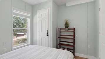 3 bedrooms, in-room safe, desk, iron/ironing board