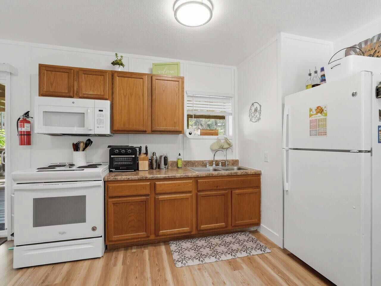 Coffee/tea maker, fridge, microwave, stovetop