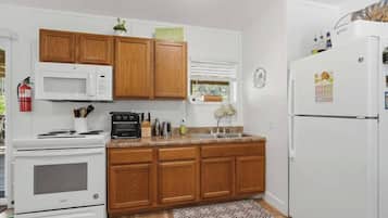 Coffee/tea maker, fridge, microwave, stovetop