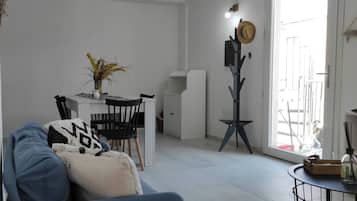 Apartment, 3 Schlafzimmer, Balkon | Wohnzimmer