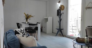 Departamento, 3 habitaciones, balcón | Sala de estar