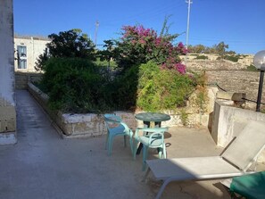 Lejlighed - terrasse - udsigt til gårdsplads | Udendørs spisemuligheder