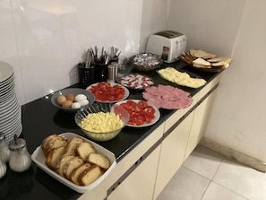 Neljän hengen huone, näköala pihalle | Ruokailu