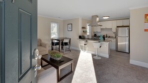 Een modern appartement met een eetgedeelte, keuken en woonkamer.