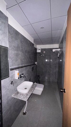 Deluxe Room | Bathroom - Hotel Luxury Inn (Udaipur)