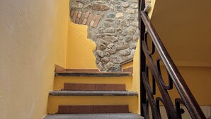 A staircase with stone steps and a metal railing. - La Casita del Lago is ideal for families or groups. Thank you for choosing us (Lombardia)