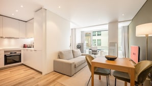 Een modern appartement met keuken, eethoek en woonruimte.