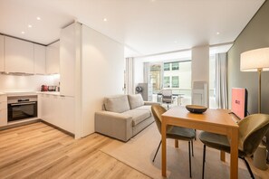 Eine moderne Wohnung mit Küche, Essbereich und Wohnzimmer.