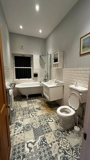 Ein Badezimmer mit Badewanne, Toilette und Waschbecken.