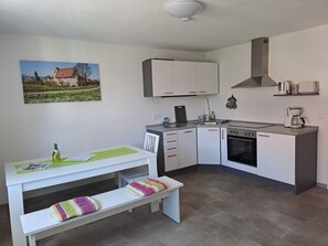 Wasserkocher mit Kaffee-/Teezubehör, Kühlschrank, Mikrowelle, Ofen