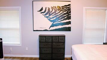 4 bedrooms, iron/ironing board, WiFi, bed sheets