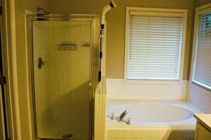 Jetted bath, hair dryer, towels, toilet paper - Spacious 4-bedroom house in serene Atlanta perfect for families (Atlanta)