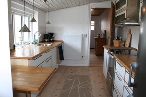 Cafetera y tetera, refrigerador, microondas y horno 