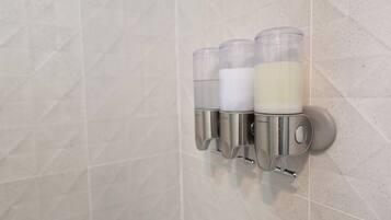 Secadora de cabello, toallas, shampoo, papel de baño