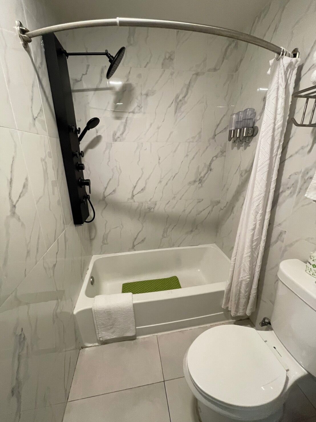 Secador de cabelo, toalhas de banho, shampoo, papel higiênico