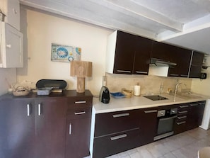 Wasserkocher mit Kaffee-/Teezubehör, Kühlschrank, Mikrowelle, Ofen
