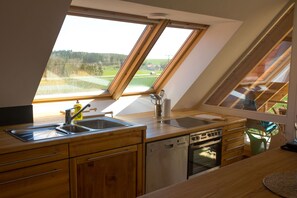 Wasserkocher mit Kaffee-/Teezubehör, Kühlschrank, Ofen, Herdplatte