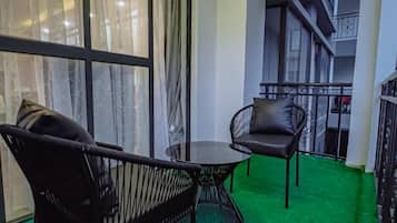 Appartement Classique, balcon, vue ville | Vue de la chambre