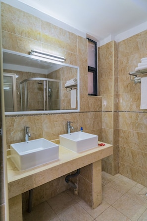 Douche, articles de toilette gratuits, chaussons, serviettes fournies