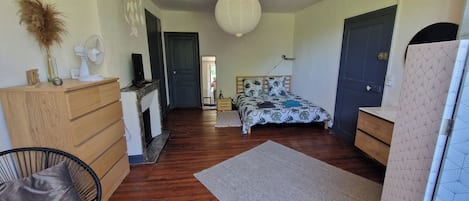 Un dormitorio con cama, cómoda y silla.