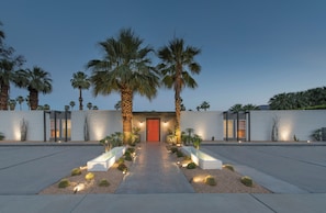 Property grounds - ADA 2BR + Kitchen + Shared Pool | Old Las Palmas | The Weekend (Palm Springs)