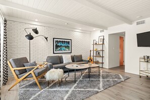 Smart TV - ADA 2BR + Kitchen + Shared Pool | Old Las Palmas | The Weekend (Palm Springs)