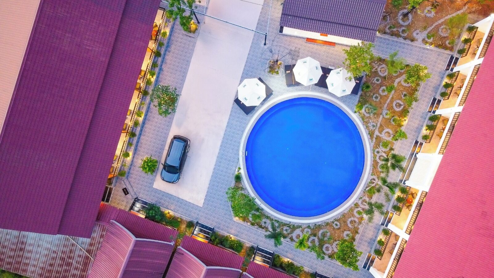 Una piscina al aire libre