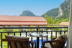 Outdoor dining - Sunset Mountain View Resort  (Vang Vieng)