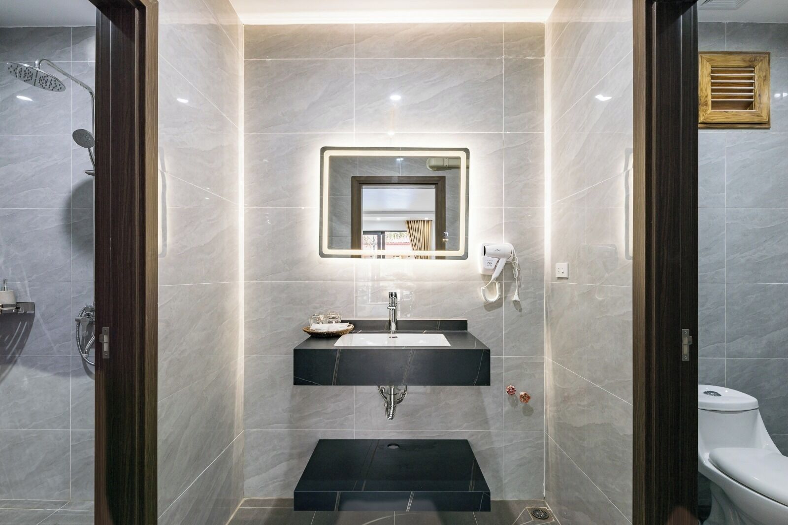 Un baño moderno con tocador, espejo y ducha.