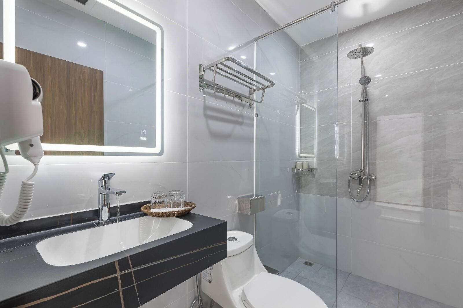 Douche, sèche-cheveux, serviettes fournies, savon