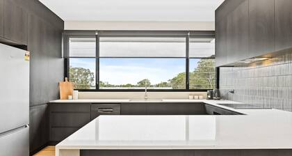 Coastal Townhouse | Minutes to Beaches & Cafés