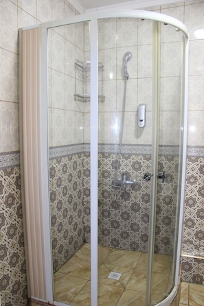 Standard-Doppelzimmer, Blick auf den Innenhof | Badezimmer