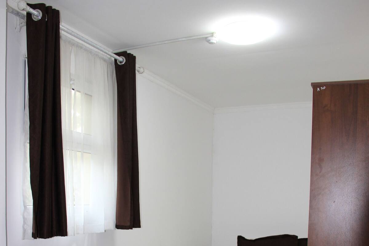 Habitació doble estàndard, vistes al pati | Espai de treball apte per a portàtils i wifi gratuïta 