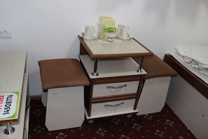 Standard-Zweibettzimmer, Blick auf den Innenhof | Speisen