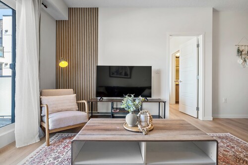 Modern 2BR w/ Balcony + Free Parking | NW Calgary