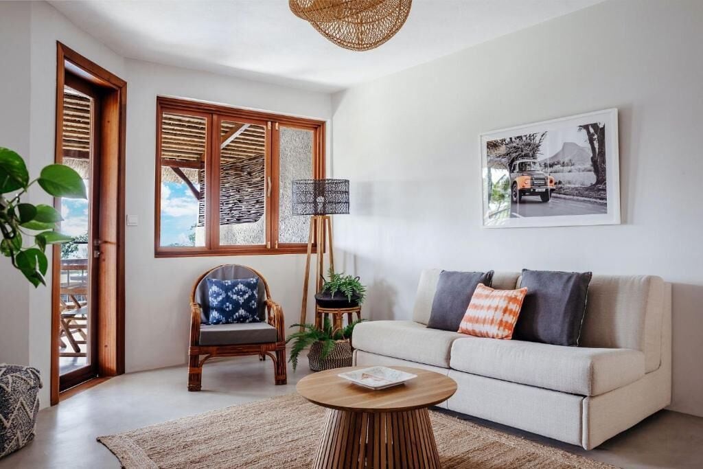 Familienapartment, Gartenblick, Meerseite | Wohnbereich | 55-Zoll-Smart-TV mit Kabelempfang, Netflix, Streaming-Dienste